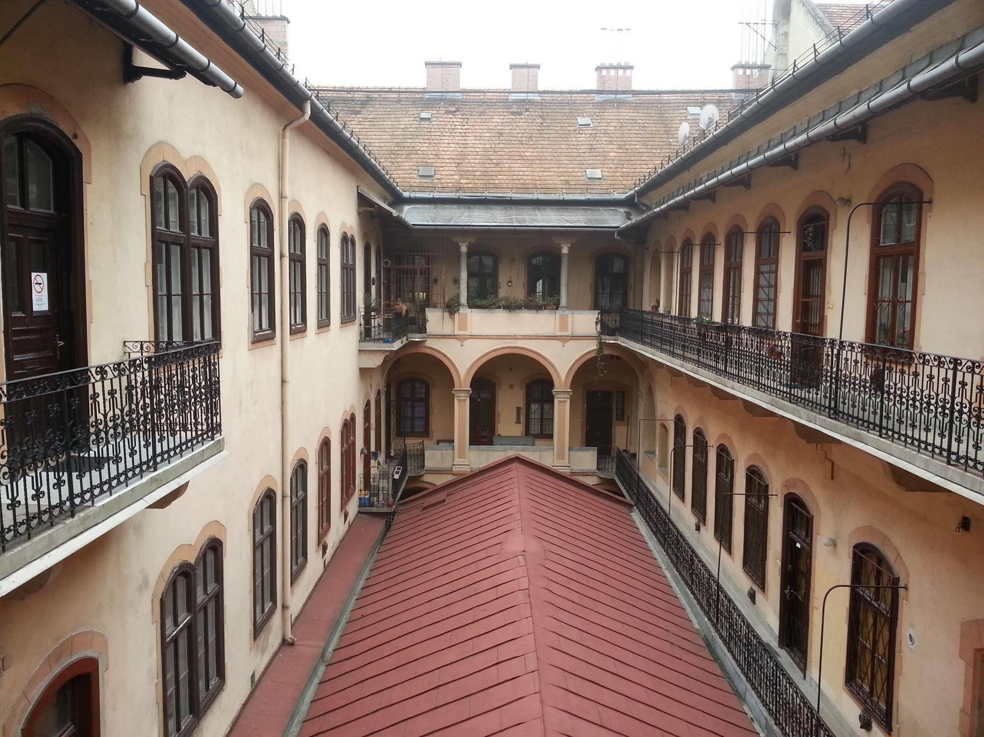 Caterina Private Rooms And Apartments Budapest Bagian luar foto