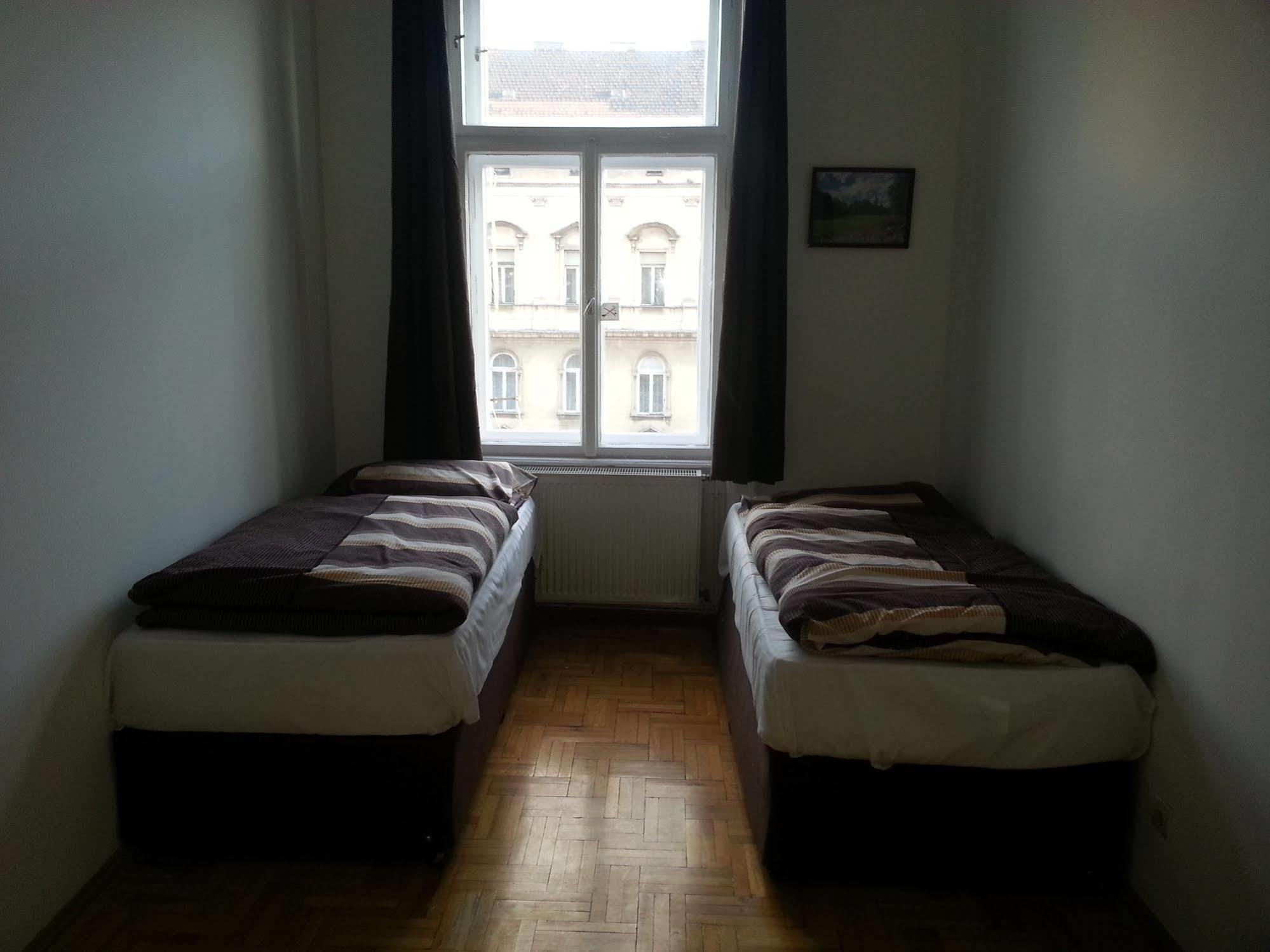 Caterina Private Rooms And Apartments Budapest Bagian luar foto