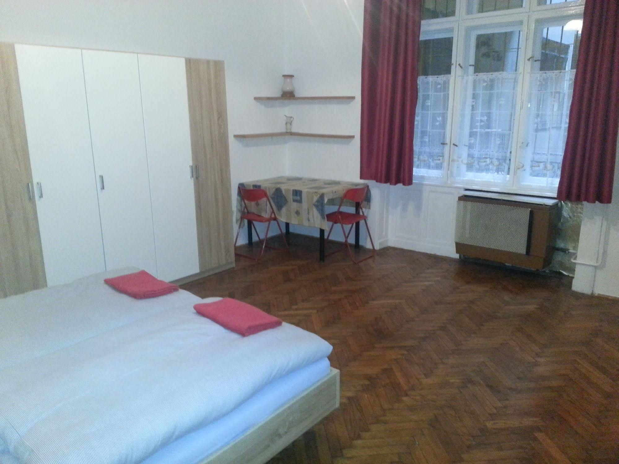 Caterina Private Rooms And Apartments Budapest Bagian luar foto